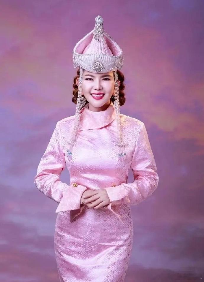 乌兰图雅来到《浪姐》之后都不怎么笑了，连那张半永久笑脸都像是暂时下线了。
