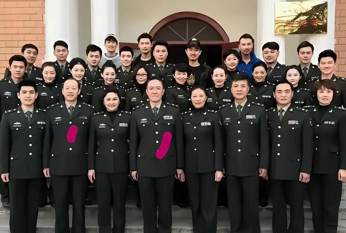 八一厂演员大合影。我敢打赌！90%的年轻人都不认识这些老演员，谁要是能认出三个，