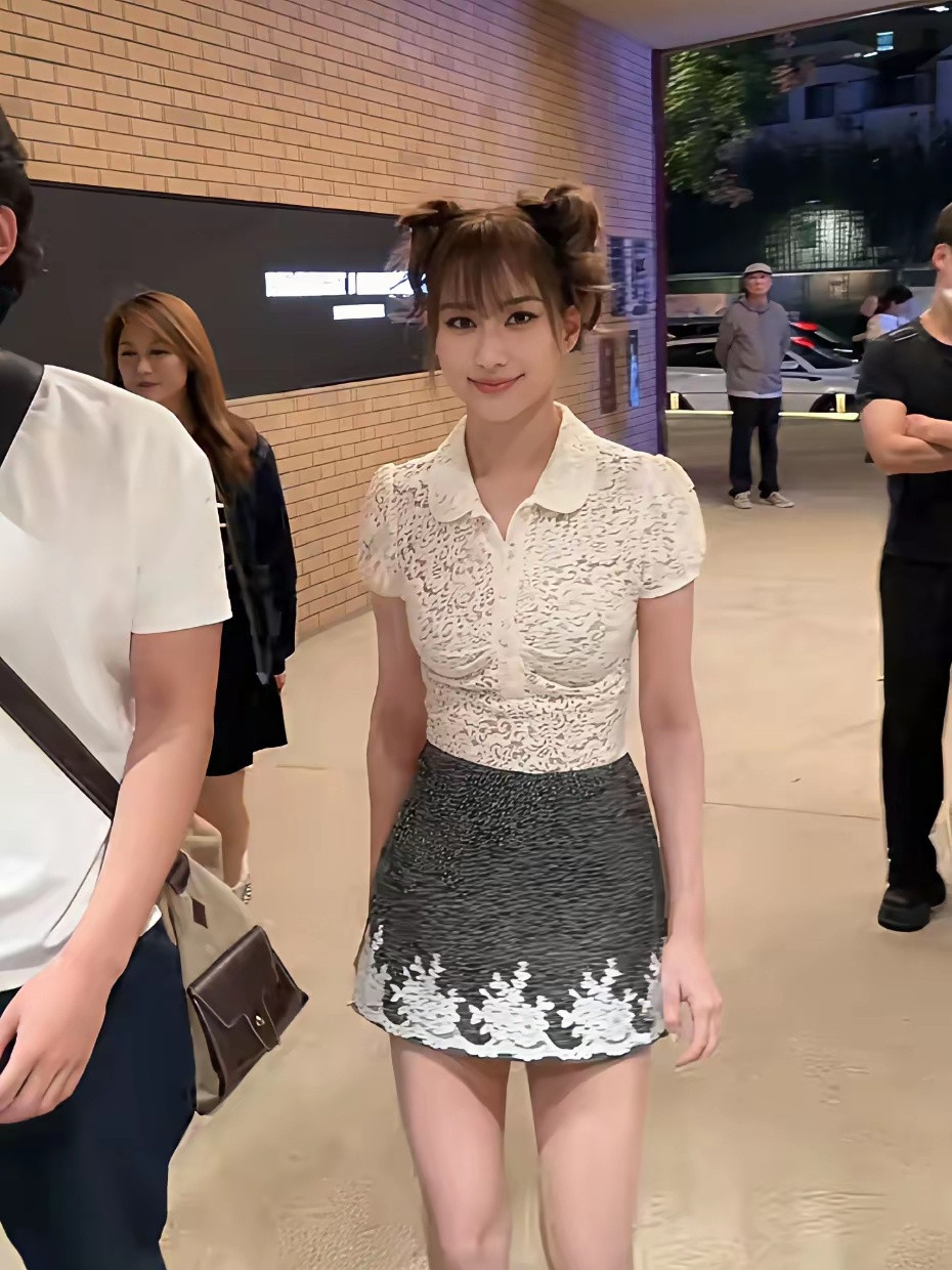 何超莲和欧阳娜娜同框，出席上海时装周！不得不说，何超莲今天这身造型，不是很好看，