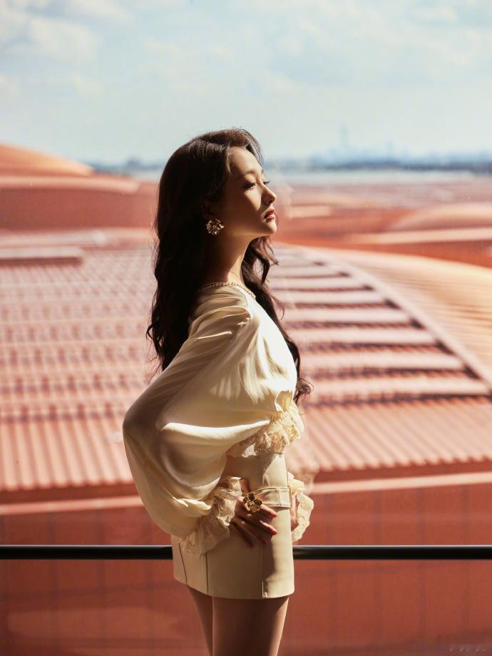 关晓彤活动生图妆造状态好能打！这次妆造必须夸夸！妆面干净通透，眼妆精致提灵气，美