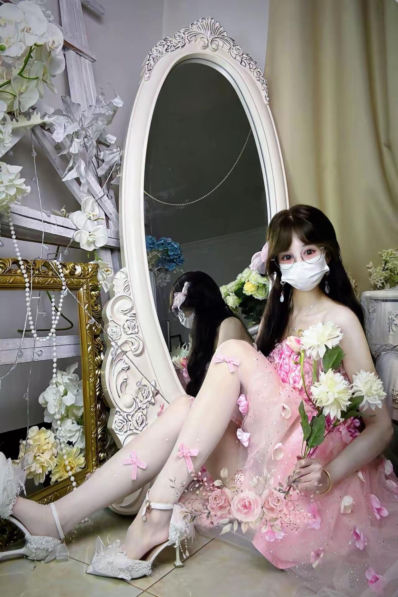 粉色少女，温柔动人。白丝