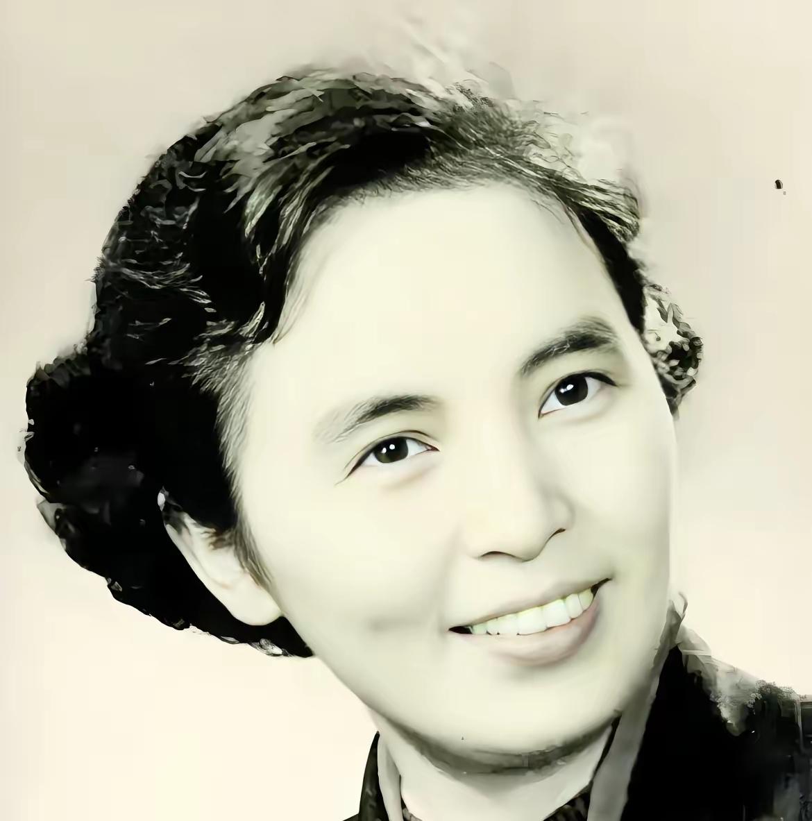 1940年深夜，27岁的叶飞刚解开军装扣子，突然，警卫员拽着一妙龄女子，破门闯入