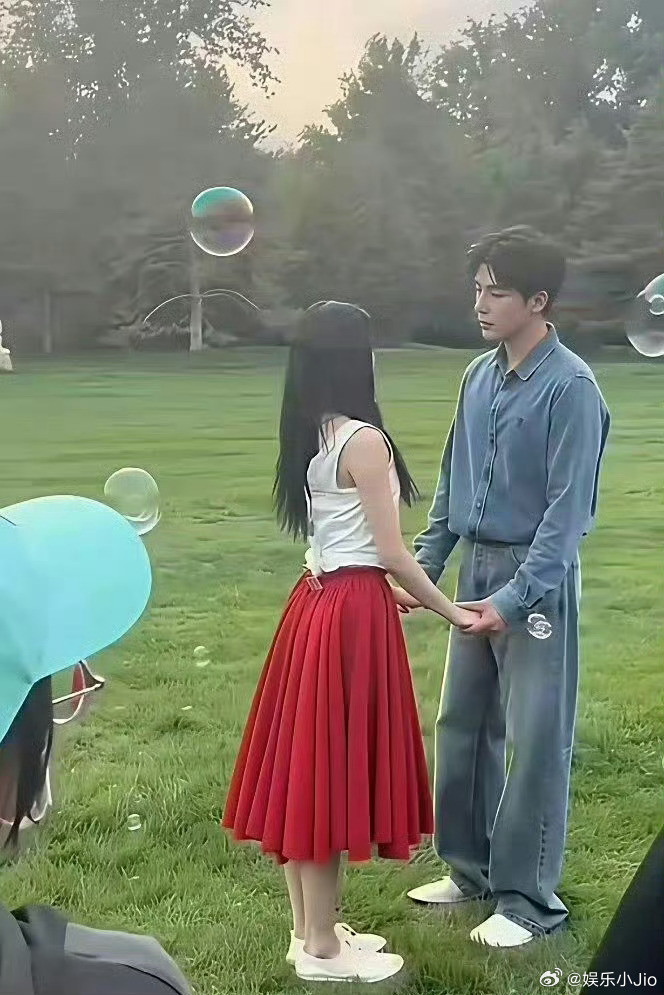 现在的短剧对女主的要求真的很严格，看这路透女主衣服后面都是夹子，这得多瘦啊[捂嘴