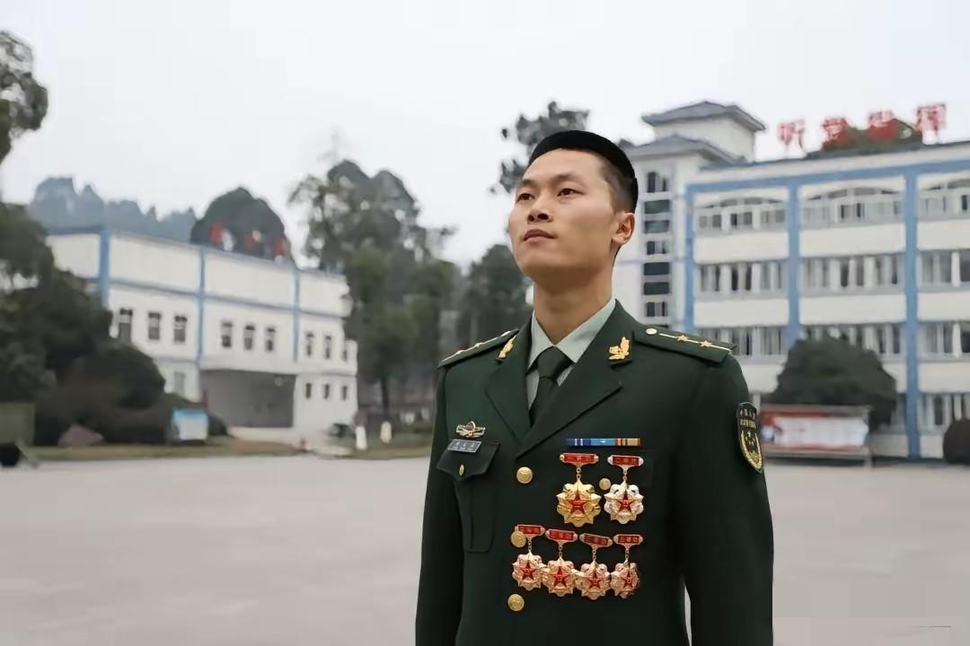 甘文涛，男，汉族，1990年9月出生，中国共产党员，2008年12月入伍，四川省