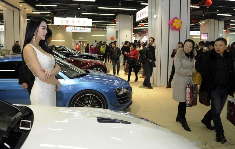 在通缩的大环境下，汽车价格只会越来越便宜，不着急用车的朋友就尽量别着急买车，因为