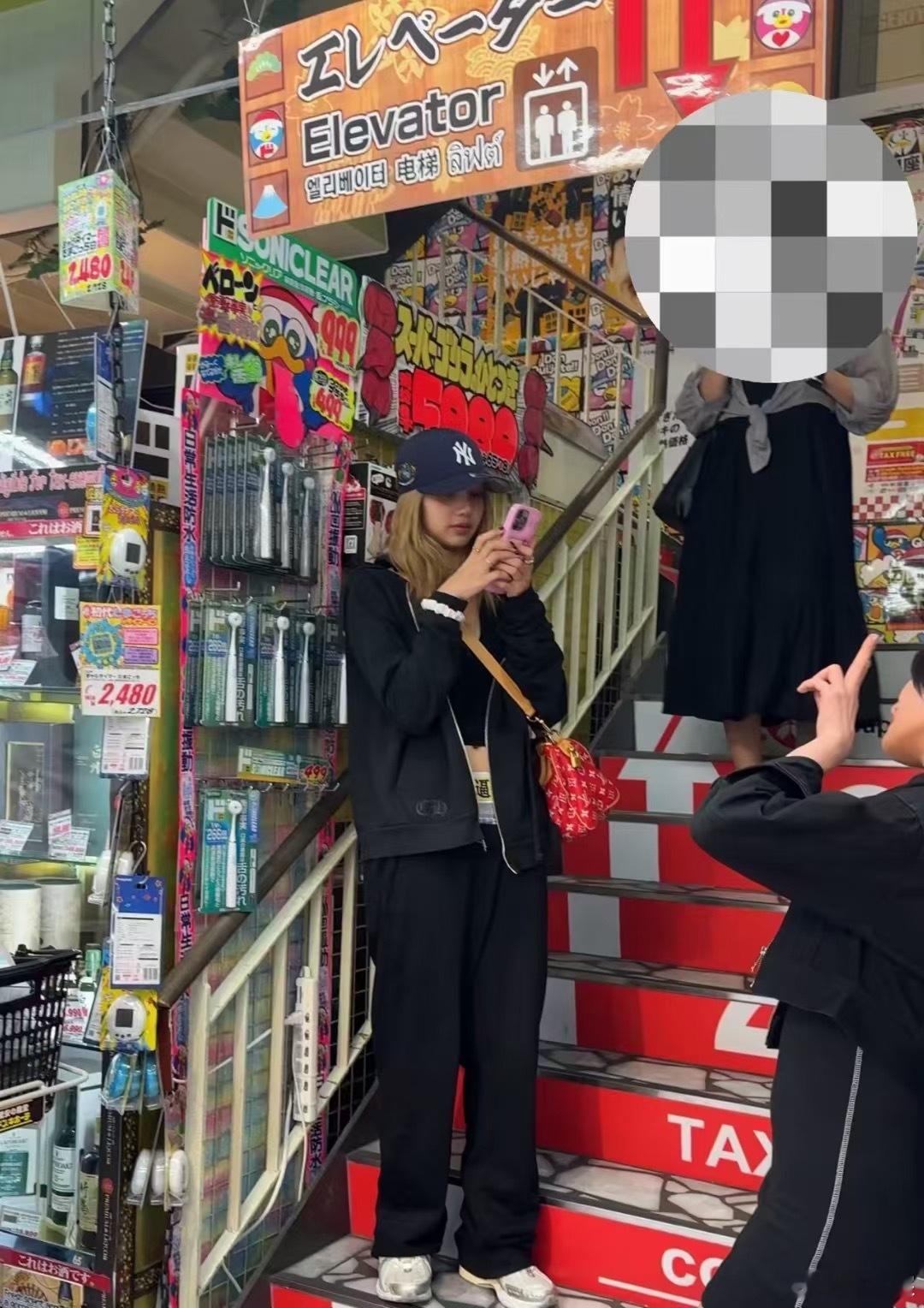 Lisa穿印有中文的裤子我真的被我霞笑死​​​