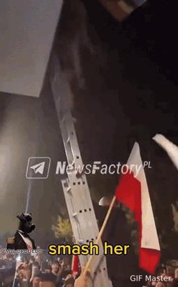 波兰议员扯下乌克兰国旗！据社交媒体消息，波兰议员格热戈日·布朗在比亚瓦-波德拉