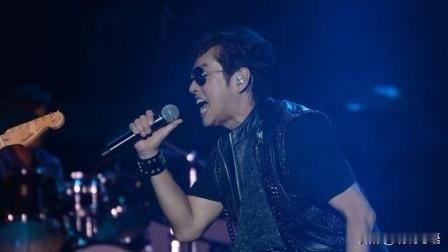 谭咏麟唱歌有一个神奇之处，那就是尽管他唱歌歌词里有很多字的发音都是有问题的，更别