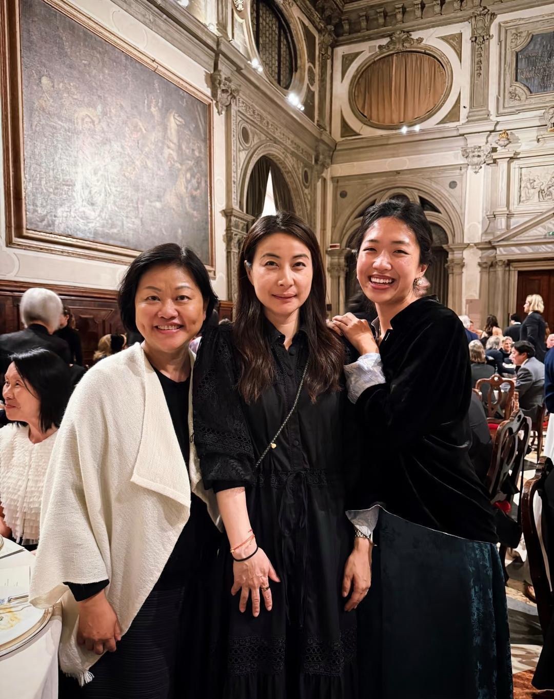 45岁郭晶晶在威尼斯出席晚宴，她穿着一条黑裙子，现实中真人有点显胖，而且皮肤蜡黄