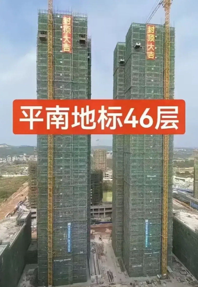 广西平南县龚州一号，有46层，高146米。在广西县域中，就算不能排第一，应该也会