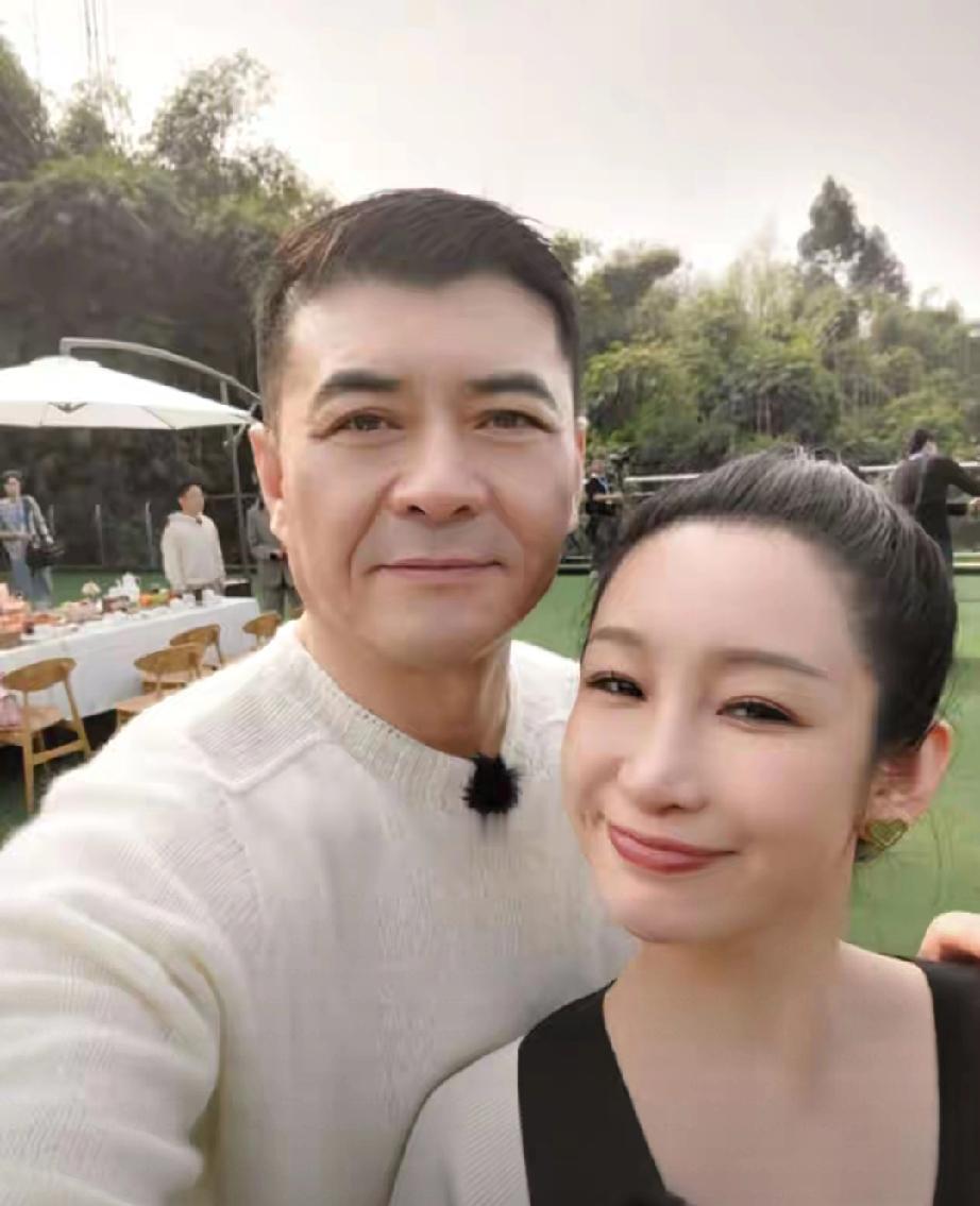 秦海璐春晚后一家三口出游！王新军搂娃超暖，10岁儿子又高又壮大年初