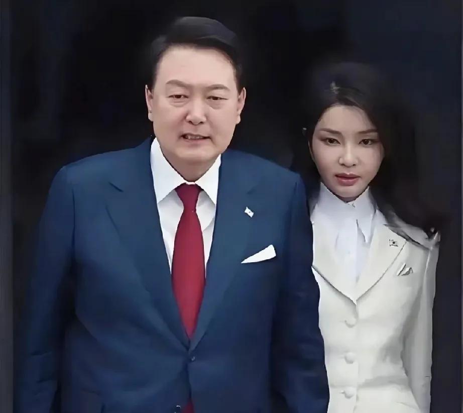 尹锡悦夫妇又摊上事了！涉及金建希贿赂案的一名韩官员，竟被发现死于家中，而事发前