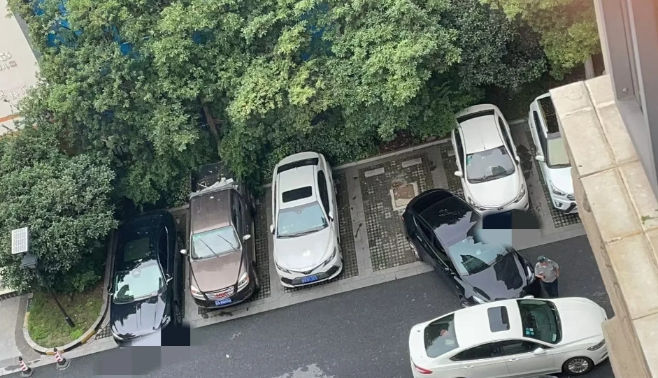 大清早在小区看到了一幕这到底算谁的责任应该是白车全责，虽然白车停着没动，黑车