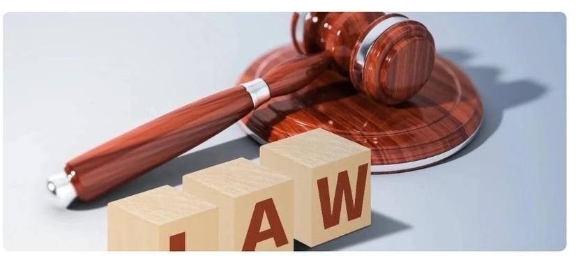 这篇文章围绕一审败诉后如何准备二审上诉、争取改判展开，核心观点是二审核心是审查一