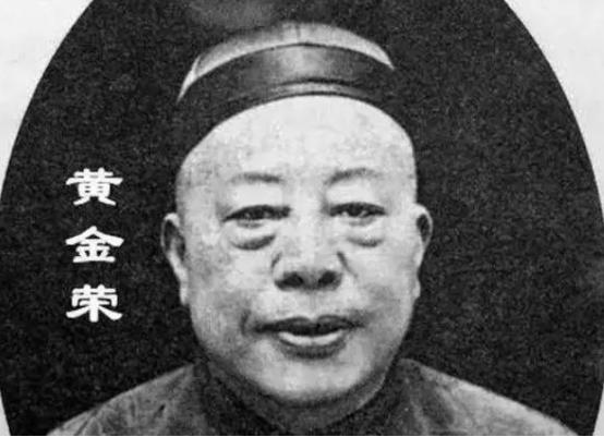 民国，某天黄金荣喝醉后，抓过来一个乞丐问道：“上海三个大佬，你最佩服谁？”乞丐回
