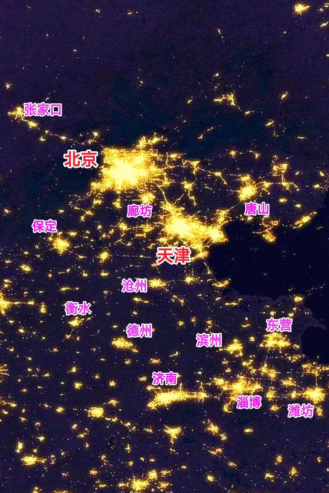 从夜景灯光图看河北省与山东省城市的夜晚繁华程度还是有很大的差距，哪怕河北省经济实