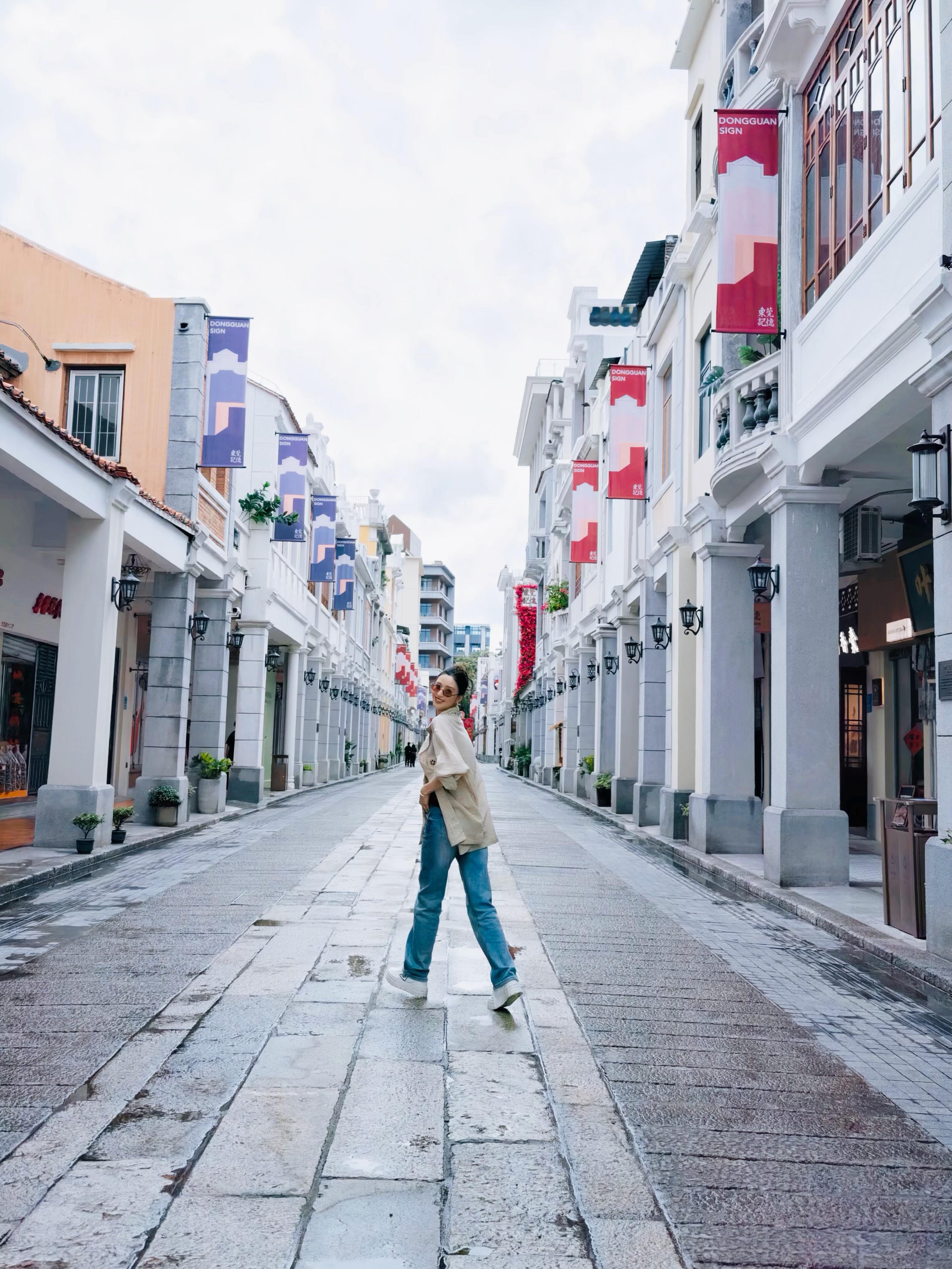 佟丽娅在广东东莞，能看出来东莞citywalk很舒服～