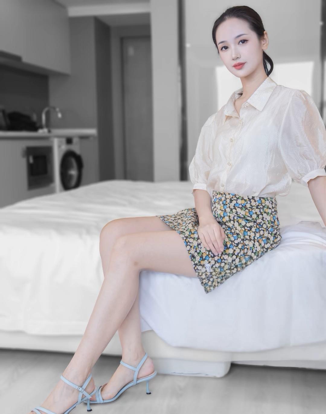 冬日生活打卡季清新少女风穿搭，白色衬衫+印花短裙，优雅气质满满！