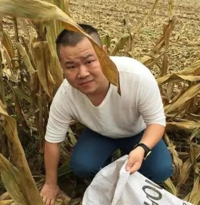 有一次，主持人问身价上亿的岳云鹏：“你给5个姐姐都买了房子，为什么弟弟还在家里种
