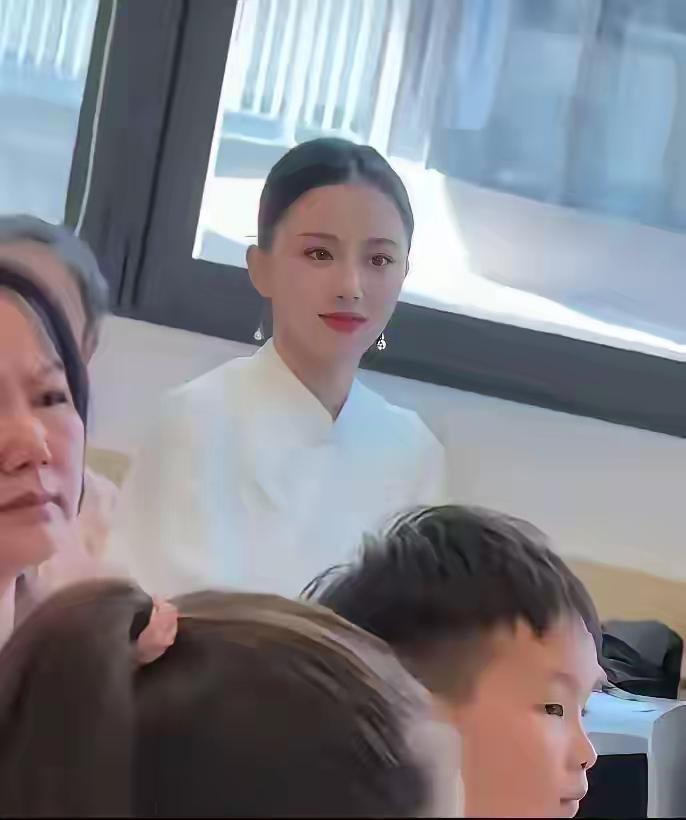 这个世界疯癫了吧，什么时候变得优秀都有罪了，居然喷这位开家长会的妈妈过度打扮