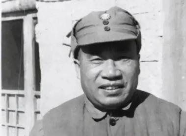 1929年，朱德和妻子正在吃饭，突然，敌军踹门而入：“抓住朱德！”妻子灵机一动，