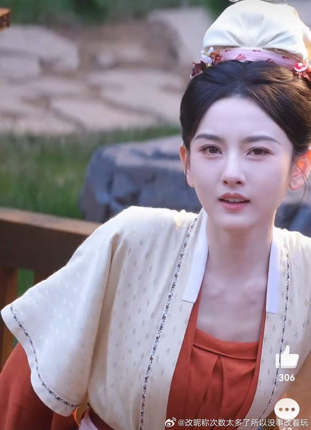 衣服有点儿便宜但人确实好看