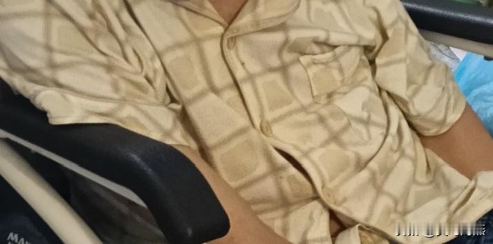 大家有没有发现一个奇怪的现象：城里人天一热，哪怕35度不到，就早早把空调打开