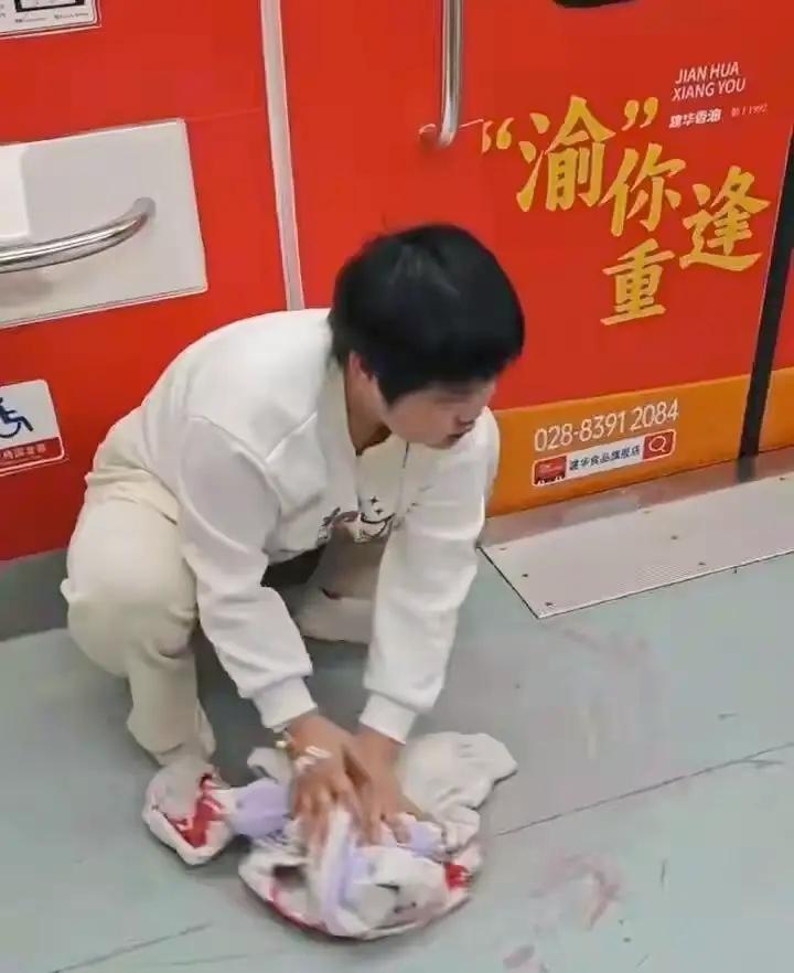 重庆地铁衣服擦血的女孩悲惨身世曝光，其病逝的前男友留下的遗书更是让人泪目！