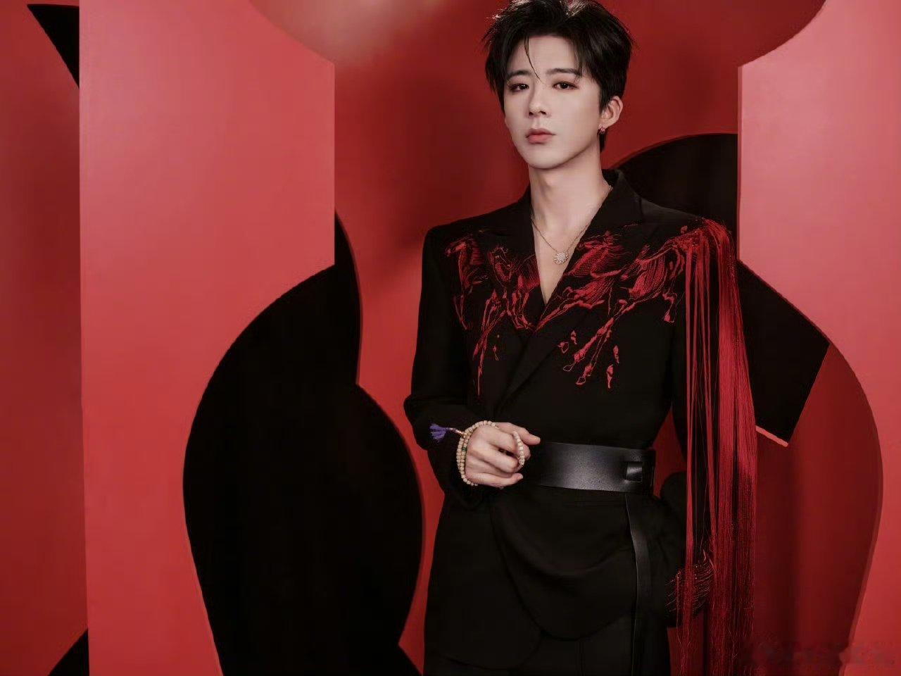 刘宇宁国风流苏造型刘宇宁西装流苏造型刘宇宁这一身国风西装流苏西装真的帅的很突出