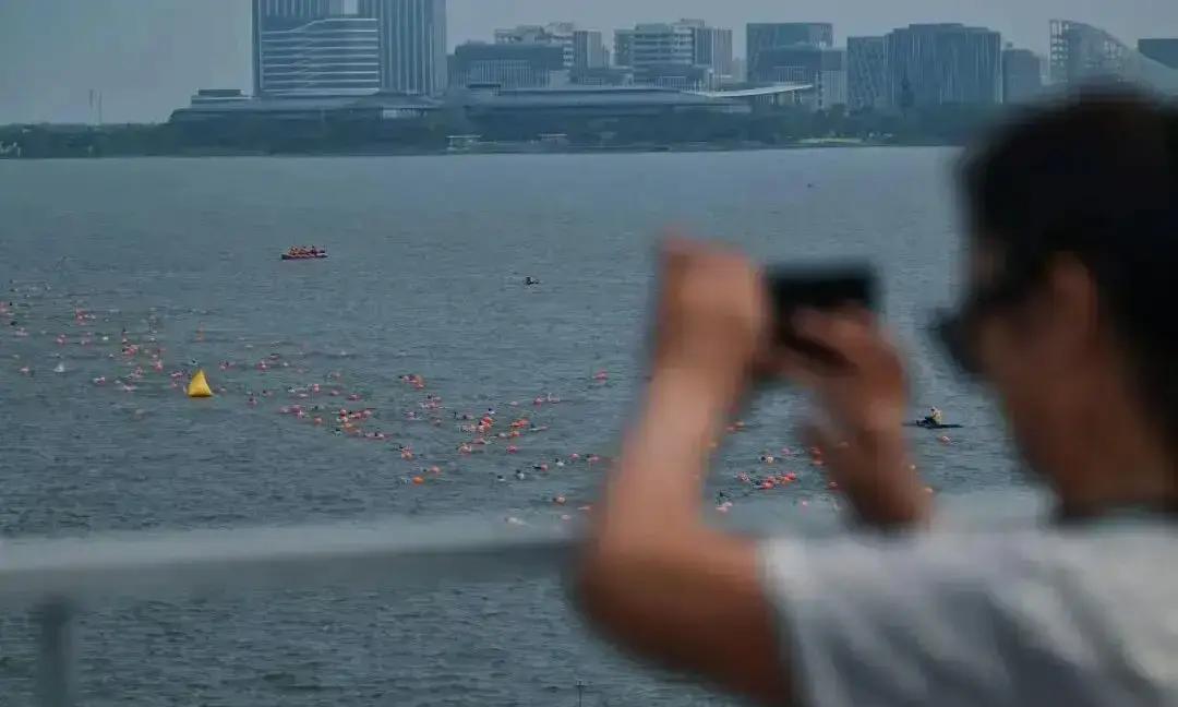 “必须严惩！”上海，一位哺乳期妈妈正在参加泳渡赛，拼尽全力爬上岸，腿还在抖，泳衣