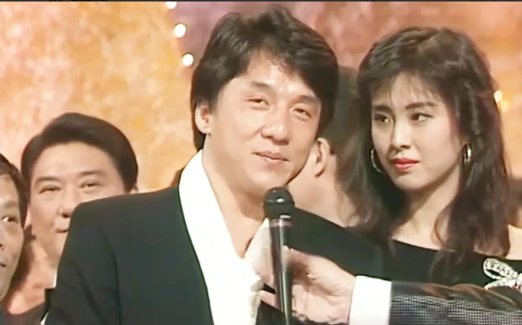 年轻时的成龙魅力十足，连“亚洲第一美人”王祖贤看他时，眼神里都满是欣赏与崇拜