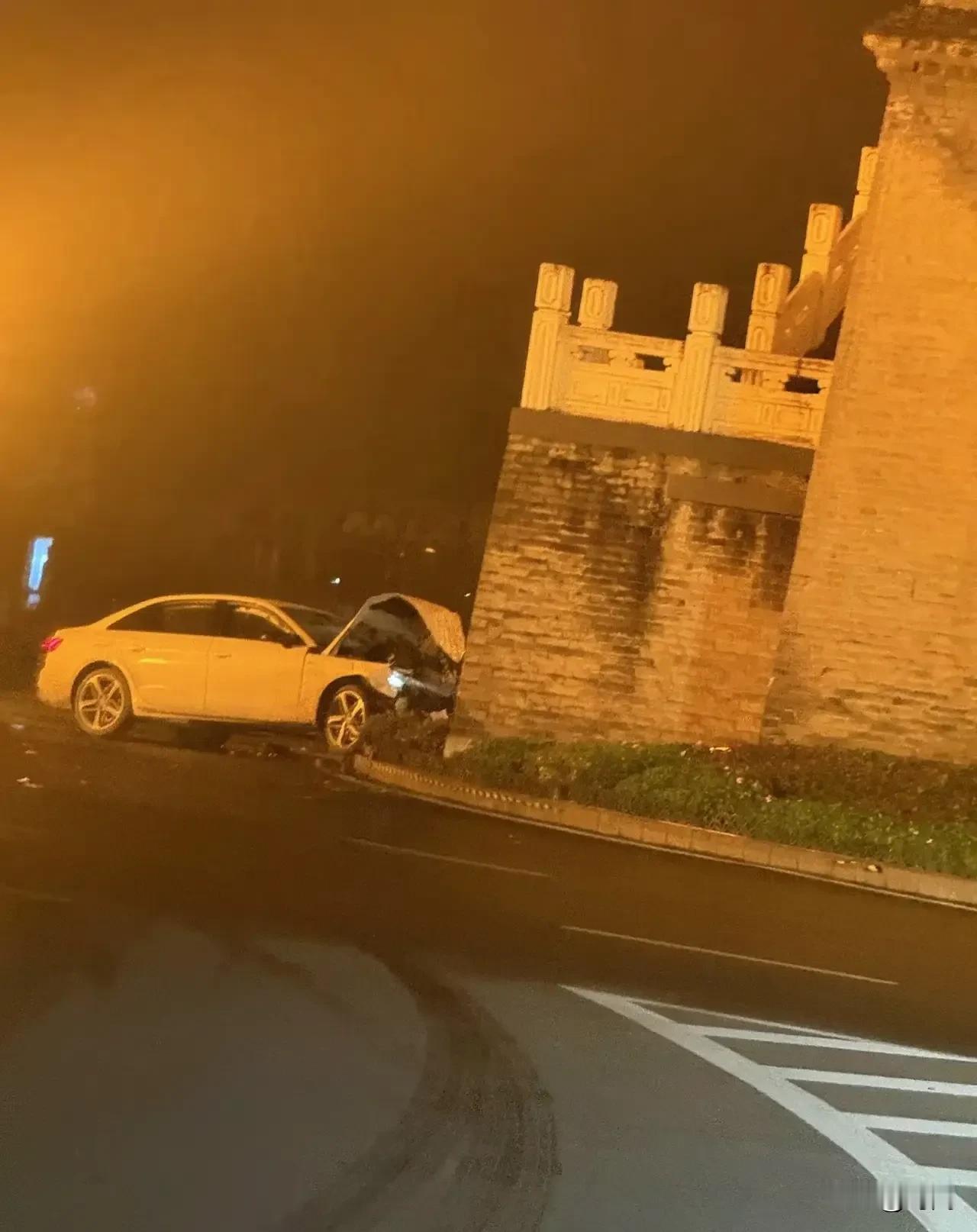 轿车失控撞击西安数百年历史的钟楼,多部门正在评估文物损失情况。事发10月30日凌