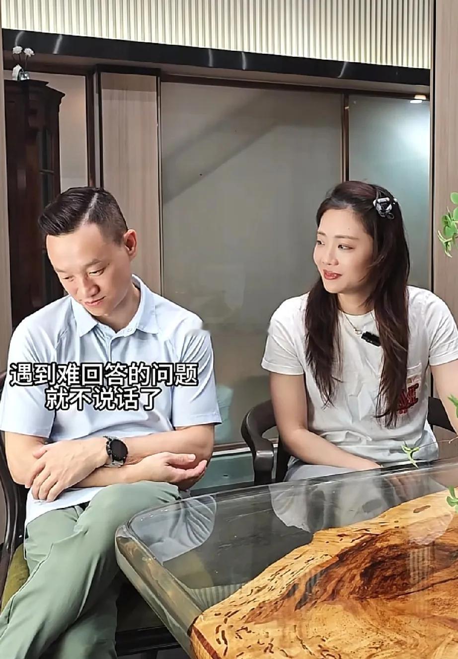 46岁的杨威和老婆杨云算是道尽了中年夫妻的真实生活状态，上有老下有小，要养三个孩