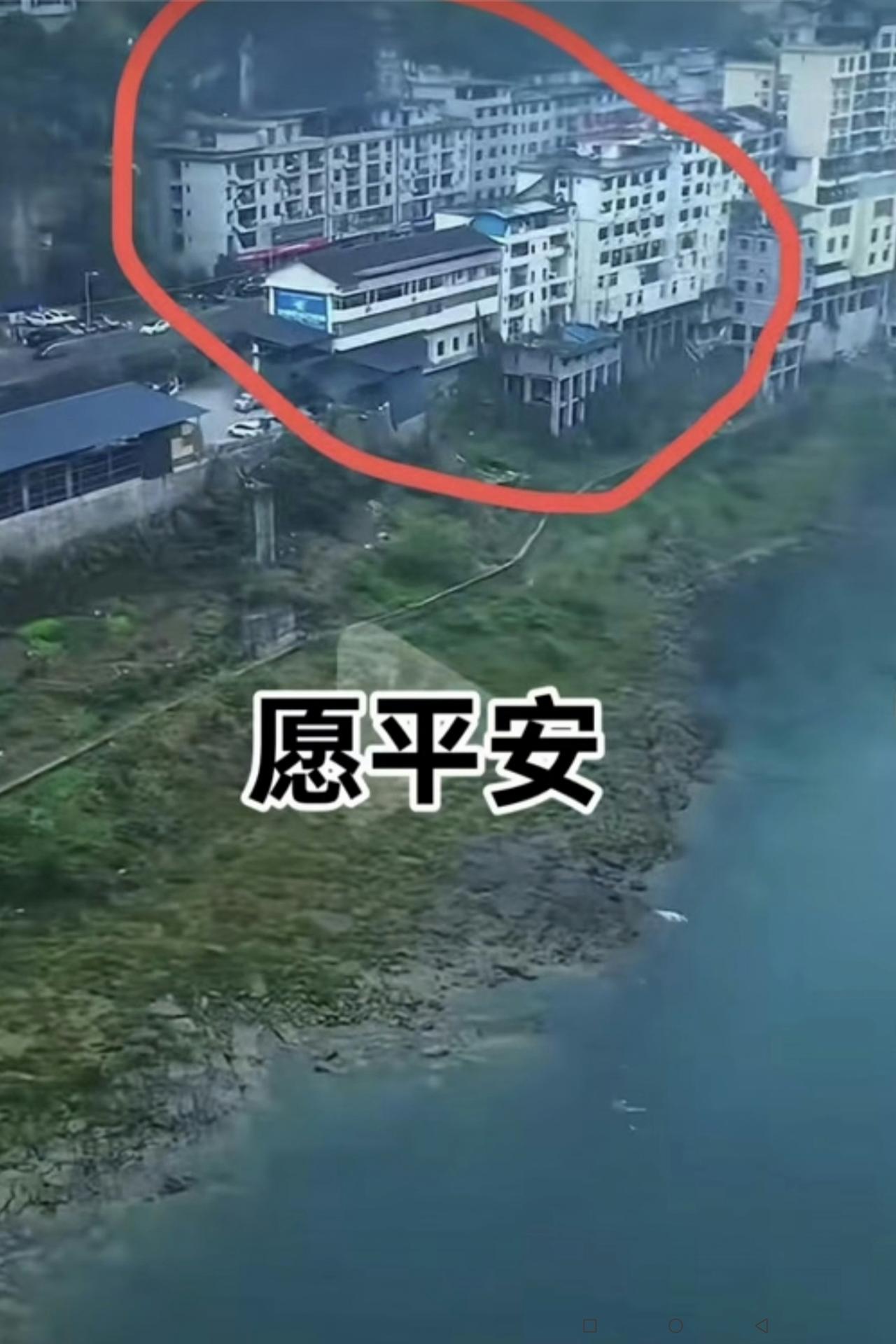 揪心呀！这么一大片房子，瞬间就被塌方埋没了。最糟糕的是这是公路街道两边的居民