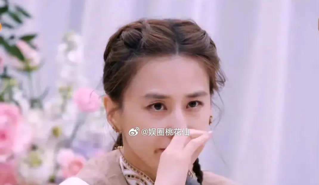 李艾向黄圣依抛出疑问：“你结婚的时候有没有收到彩礼呀？”黄圣依坦然回应：“没有呢