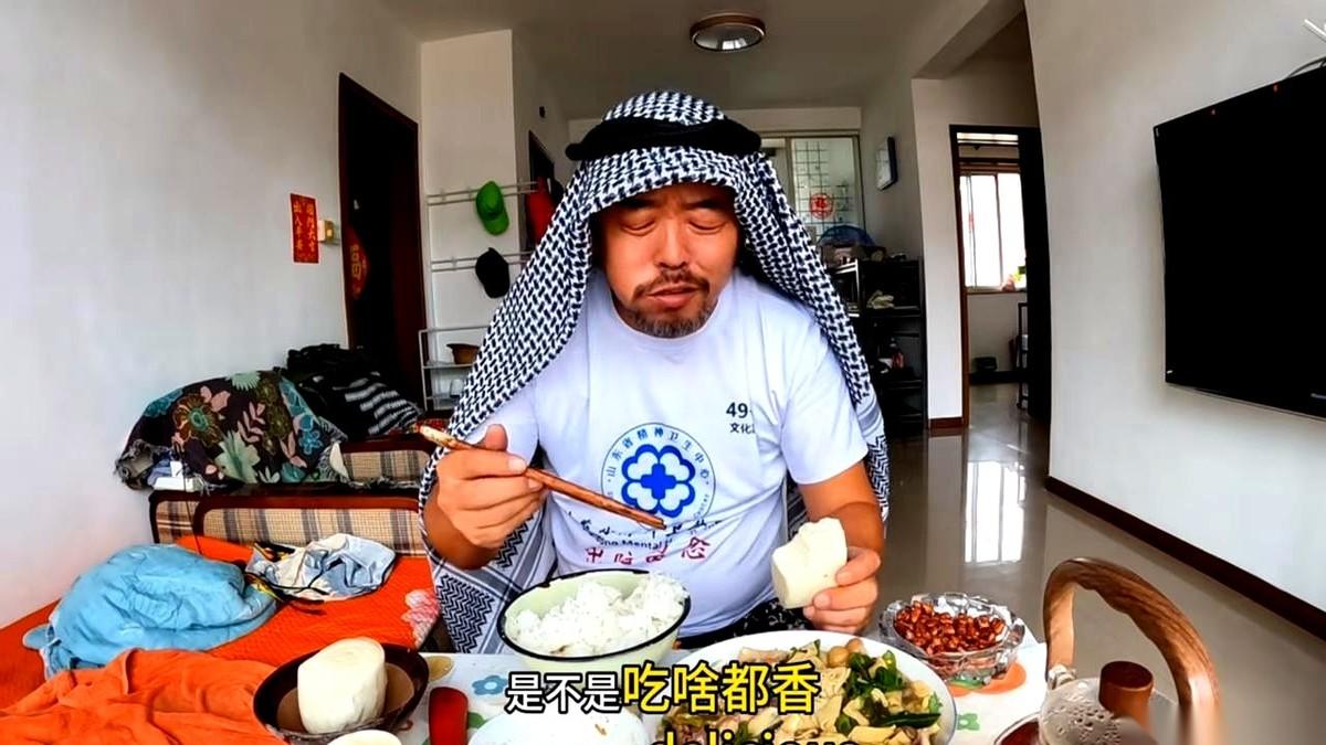 那个在短视频里被称为“沙和尚”的博主，最近换了套连招。以前靠喝酒博眼球，现在突