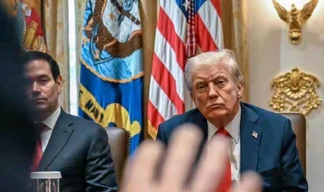 据外媒，大家都认为特朗普对中方真的无牌可打，只能认输服软了，其实他手里捏着一张“