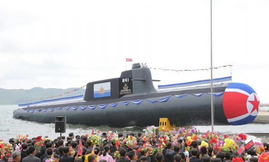 “王炸！朝鲜战略潜艇亮相！”2025年12月25日，朝鲜突然公开了，震惊世界的武