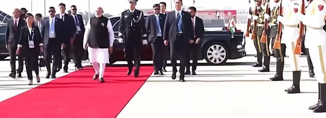莫迪今日结束对中国的访问后，搭乘飞机返回印度。离开前，他在社交媒体发文，用“富有