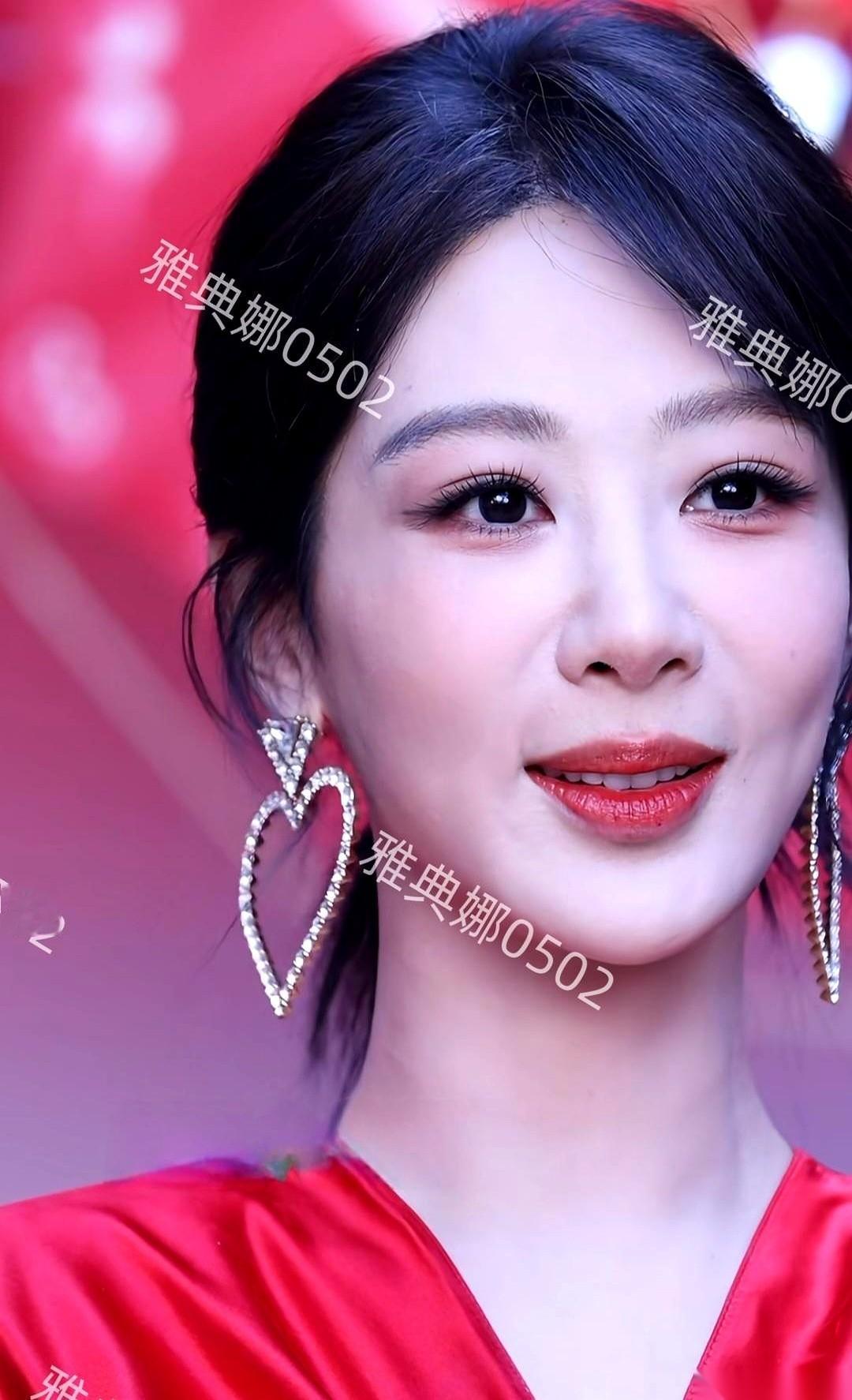 刷到杨紫这身红裙子，我真的一口气没上来。第一反应是，她造型师跟她有仇吧？这什