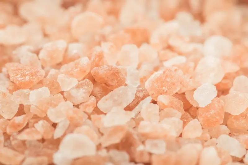 央视最近曝光了网红玫瑰盐，这盐就像个打着“天然富矿”旗号招摇过市的“盐界明星”，