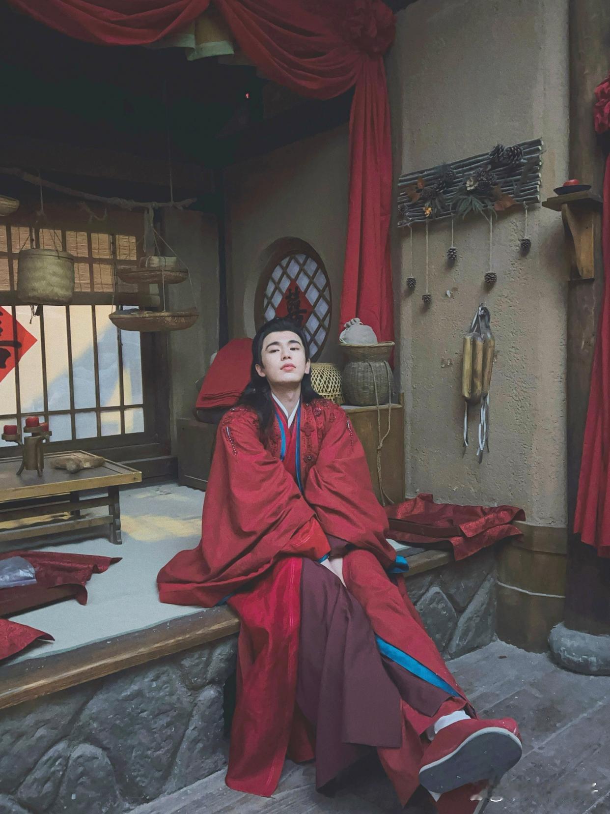 1.钟汉良拍戏都是用假发套，其实他发际线特别高，年轻时就很明显，现在都50了发际