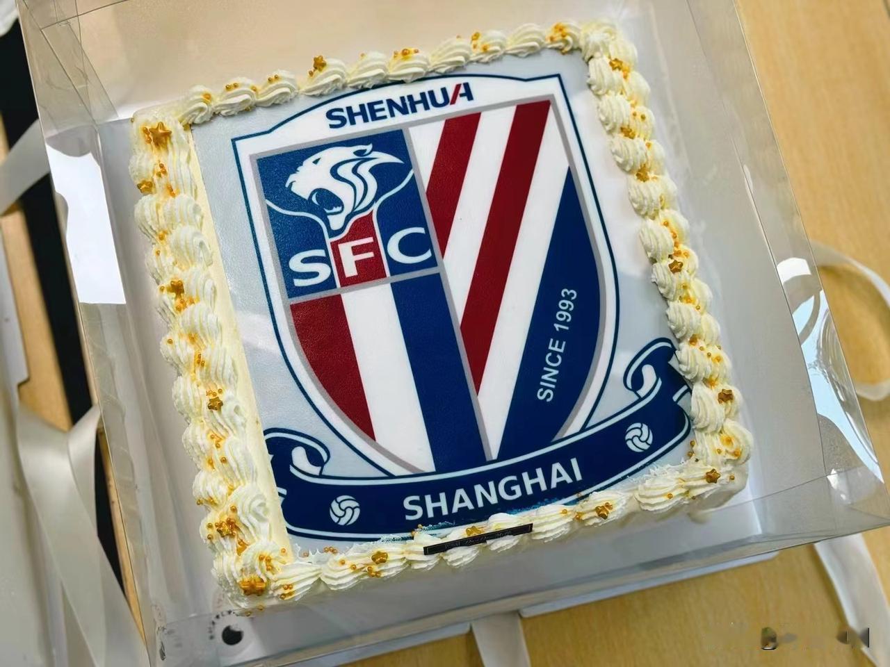 1998年，在中国足球掀起“巴西留洋热”的背景下，时任上海申花俱乐部老板郁知非斥