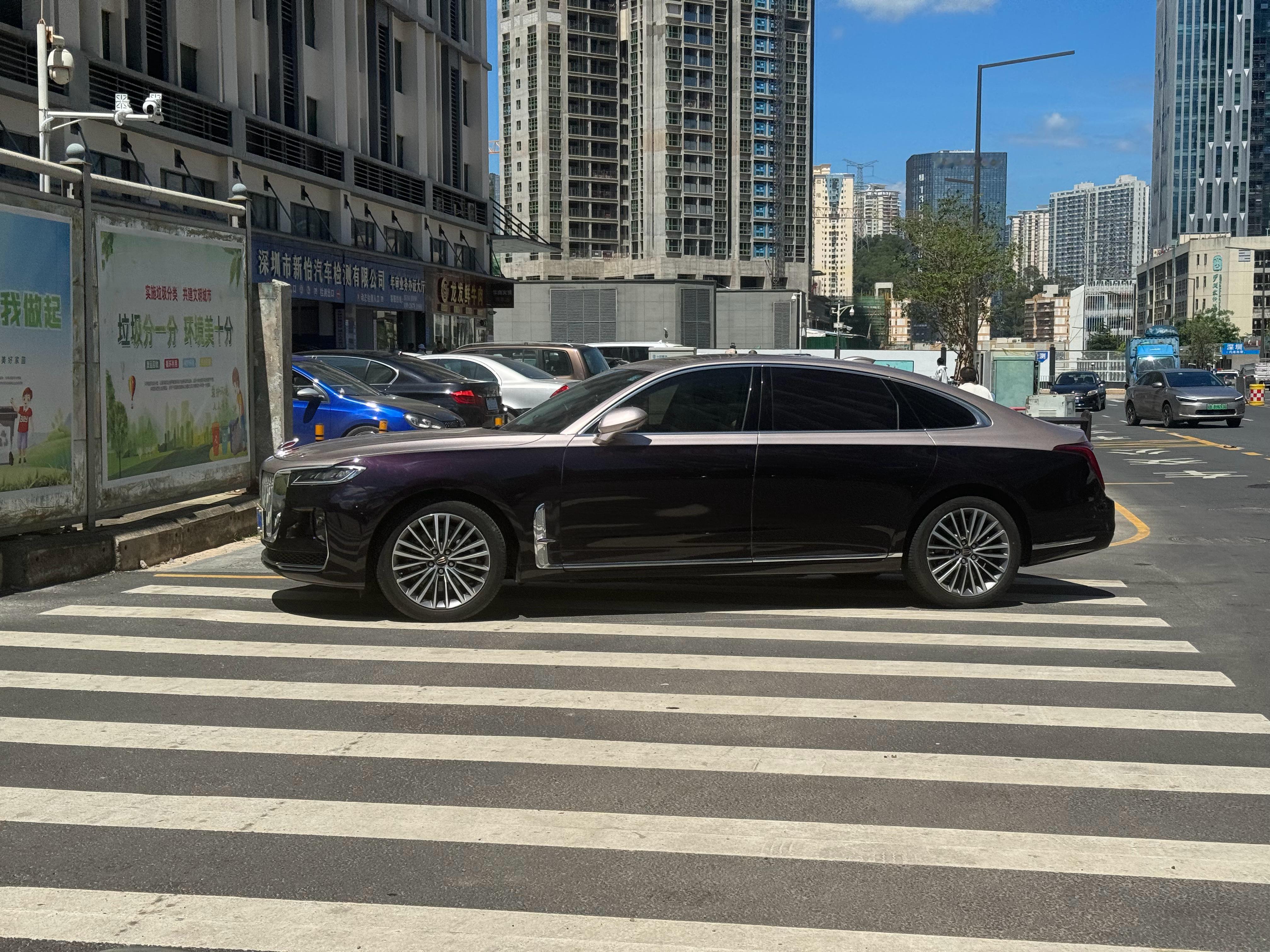 原来是红旗H9啊，第一眼看成尊界S800了[捂脸哭][捂脸哭]​​​