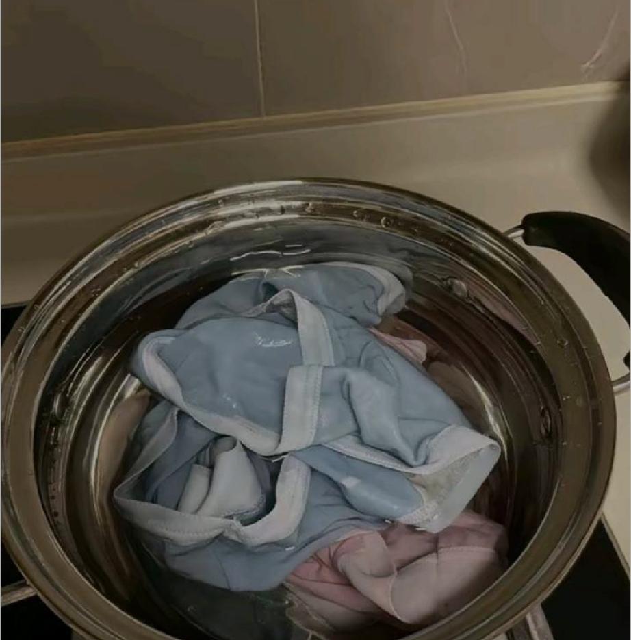 我婆婆有个习惯，真是一天都不落。​每天洗完内裤，必须烧壶开水烫一遍。你要是不想
