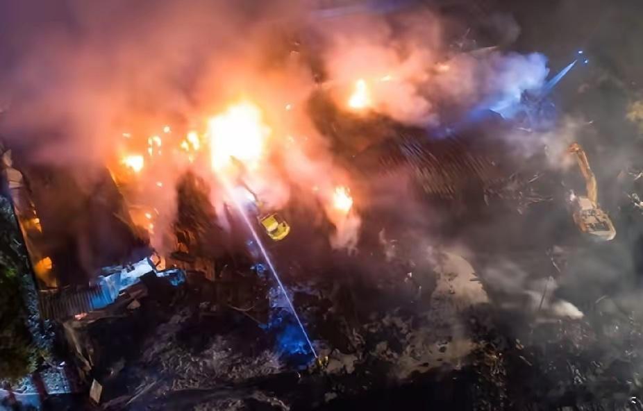 痛心！本就天人永隔，又遭携尸要挟！13名家长泪洒当场，跪求亡子遗体！一场火灾造成