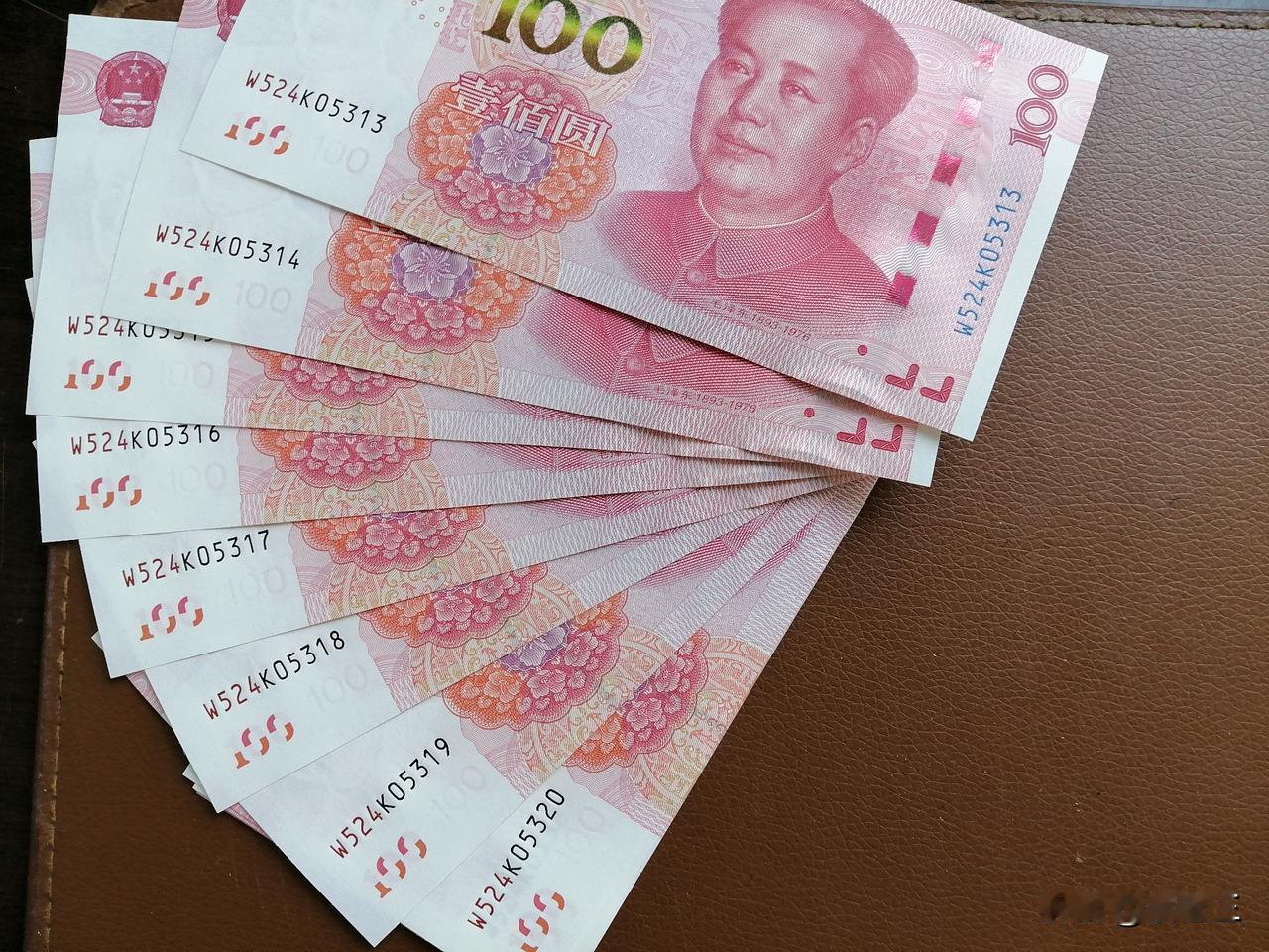 我从银行取出来1万块钱。准备花掉。可是当我看到这钞票是嘎嘎新的，而且是连号的，我