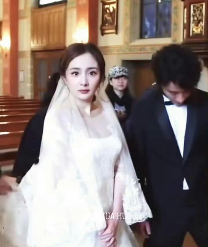 她结婚都没有这个婚礼华丽，这时候杨幂的眼神还是灵动的​​​​
