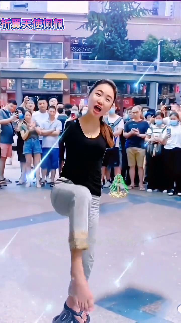 折翼天使佩佩。请大家为身残志坚的姑娘点赞鼓励鼓励。