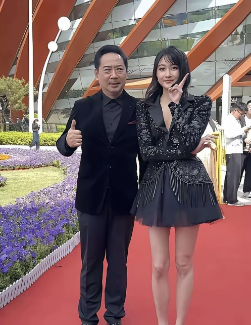 关晓彤这腿真的能把人直接看迷糊身材比例本身就逆天，再加上那双又直、又长、又细的